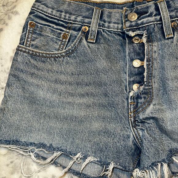 Levi 501 med wash high waisted shorts sz 27 - Picture 2 of 5